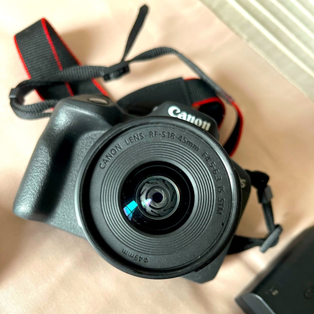 CANON R50 - 18-45mm lens
Brand new- I only used this for one week.